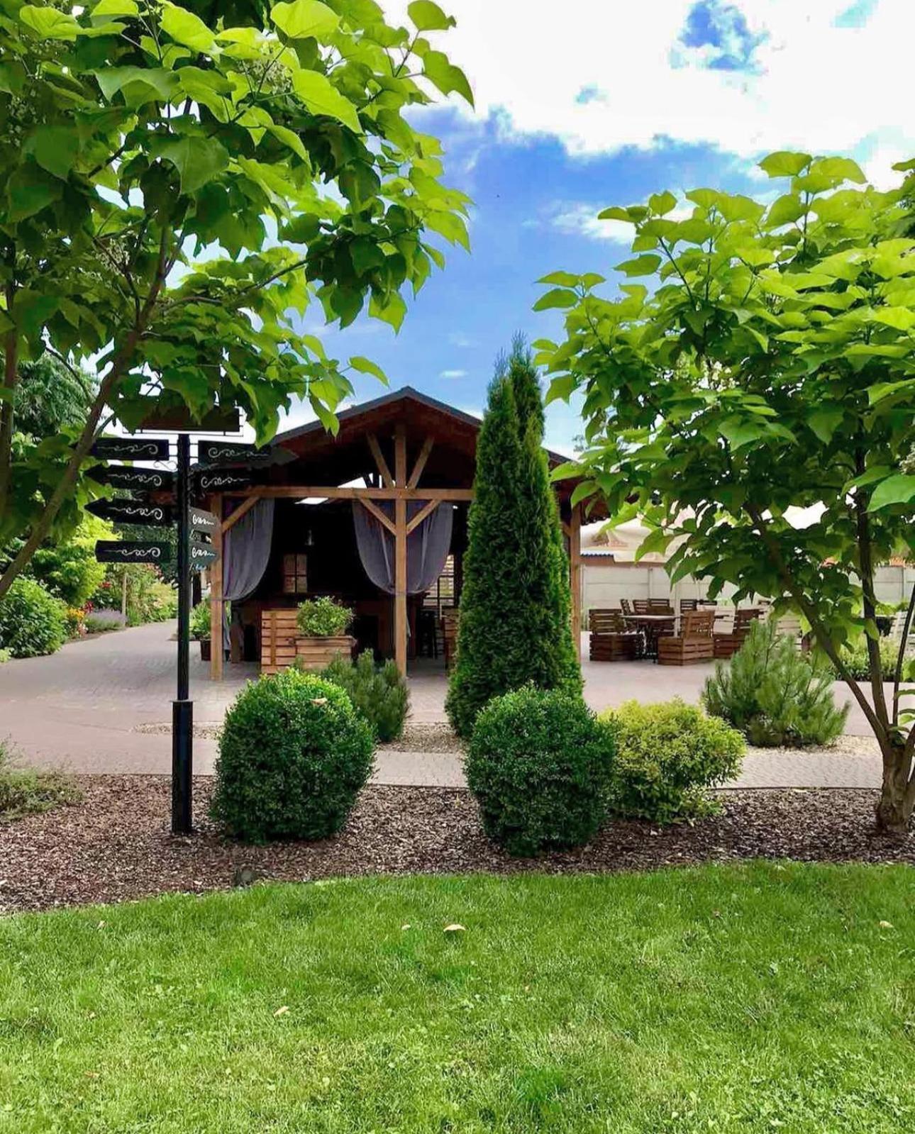 Hotel Bannyi Dvir Uzyn エクステリア 写真